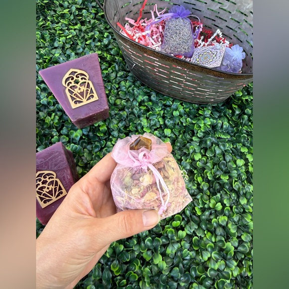 Botanical Wellness & Crystal Set | Rest • Love • Tranquility - Picture 4 of 10